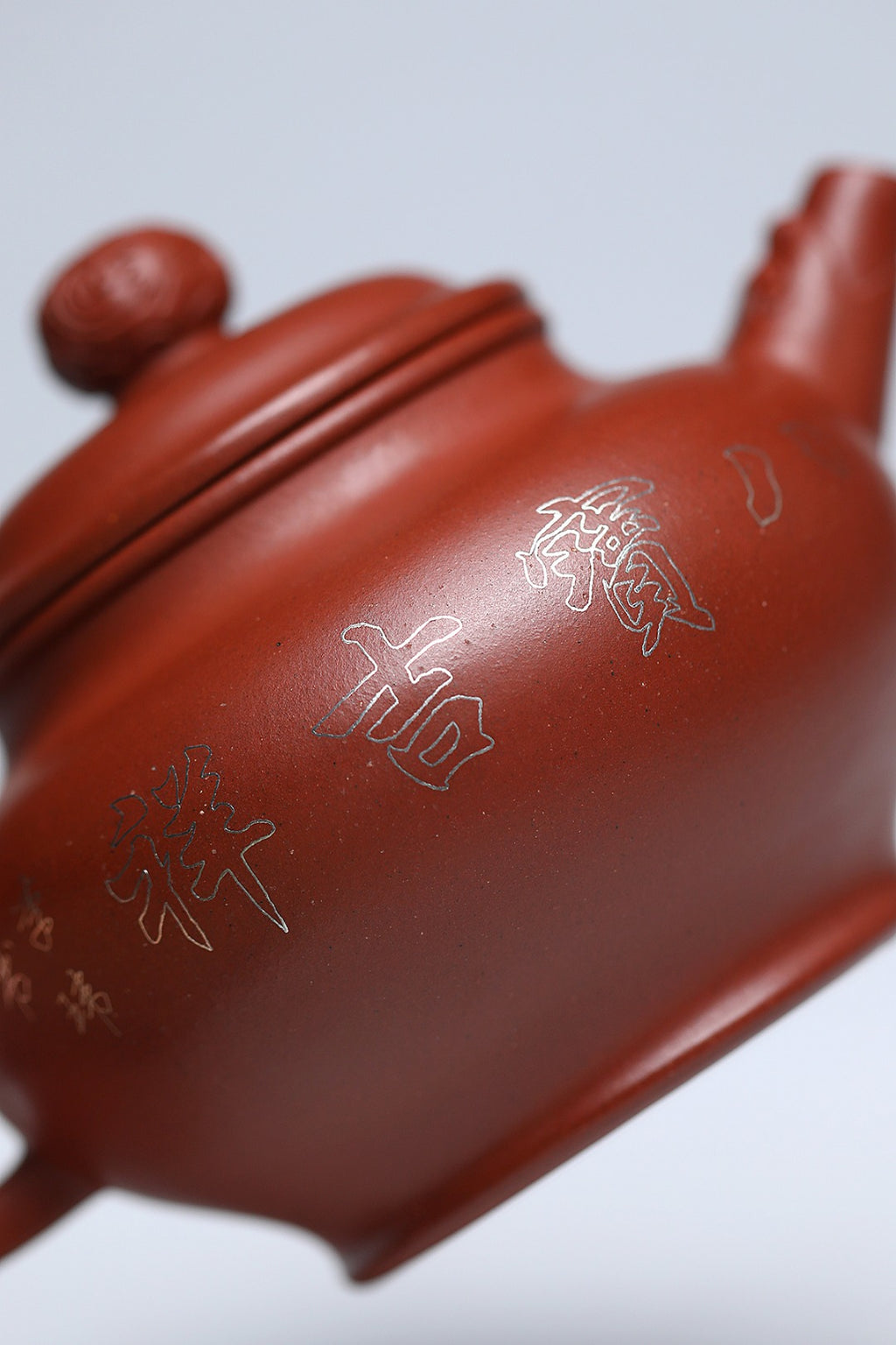 《八宝盘龙》 作者简介：李玮 中国陶瓷设计艺术大师 江苏省陶瓷艺术大师 江苏省陶瓷艺术名人 正高级工艺美术师 作品简介：原矿82年四号井头槽底槽清，330cc，菱形9孔出水
