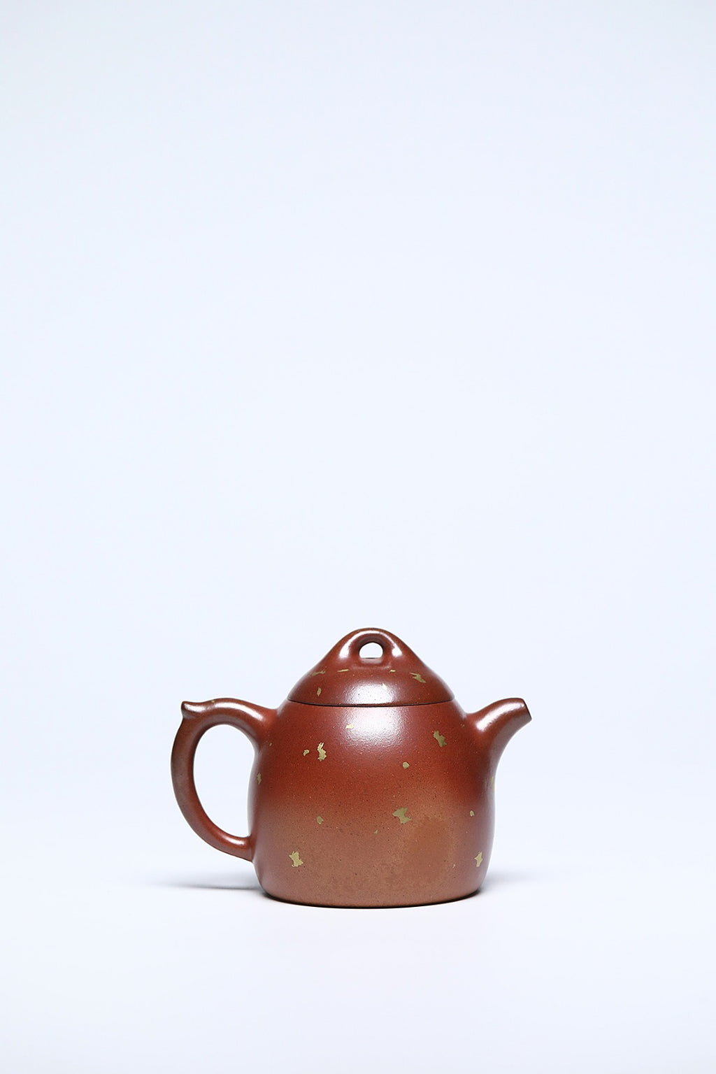 《花鸟秦权》 作者简介：李玮 中国陶瓷设计艺术大师 江苏省陶瓷艺术大师 江苏省陶瓷艺术名人 正高级工艺美术师 作品简介：大吉羊龙窑胭脂红柴烧，230cc，内推球孔出水