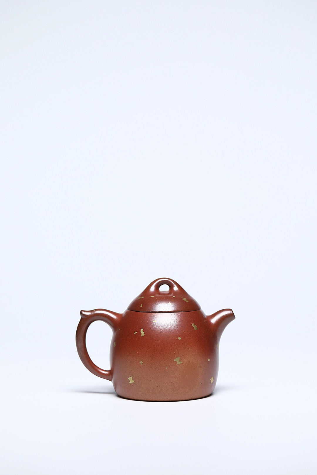 《花鸟秦权》 作者简介：李玮 中国陶瓷设计艺术大师 江苏省陶瓷艺术大师 江苏省陶瓷艺术名人 正高级工艺美术师 作品简介：大吉羊龙窑胭脂红柴烧，230cc，内推球孔出水