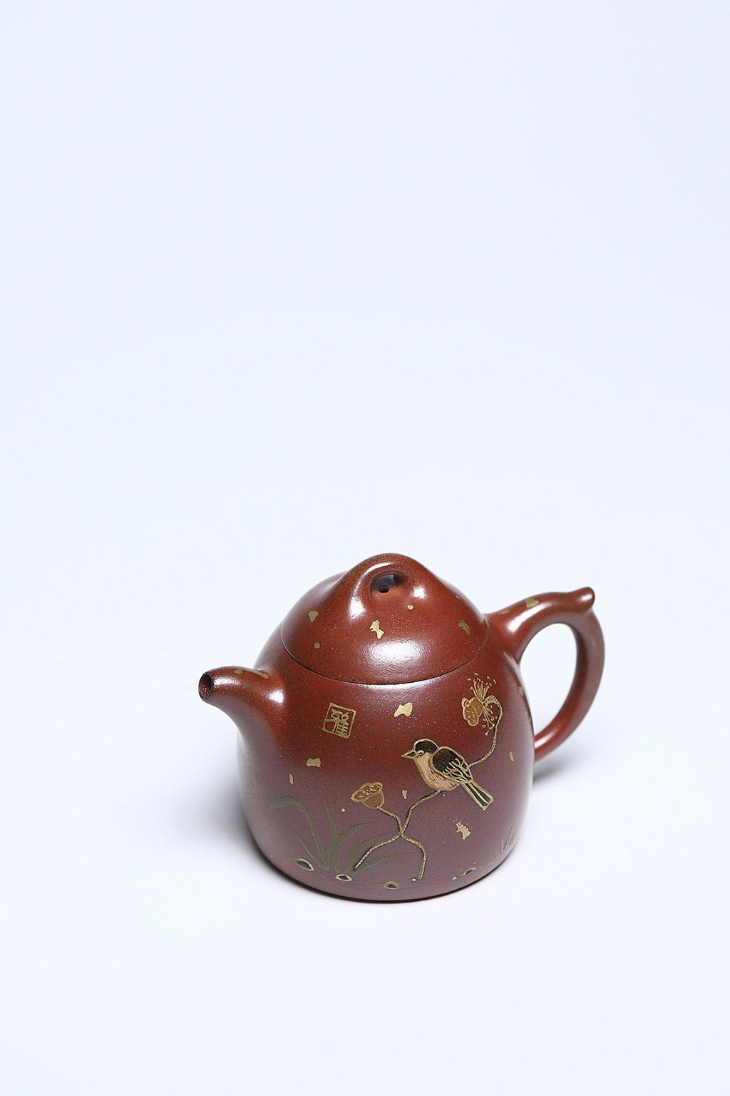《花鸟秦权》 作者简介：李玮 中国陶瓷设计艺术大师 江苏省陶瓷艺术大师 江苏省陶瓷艺术名人 正高级工艺美术师 作品简介：大吉羊龙窑胭脂红柴烧，230cc，内推球孔出水