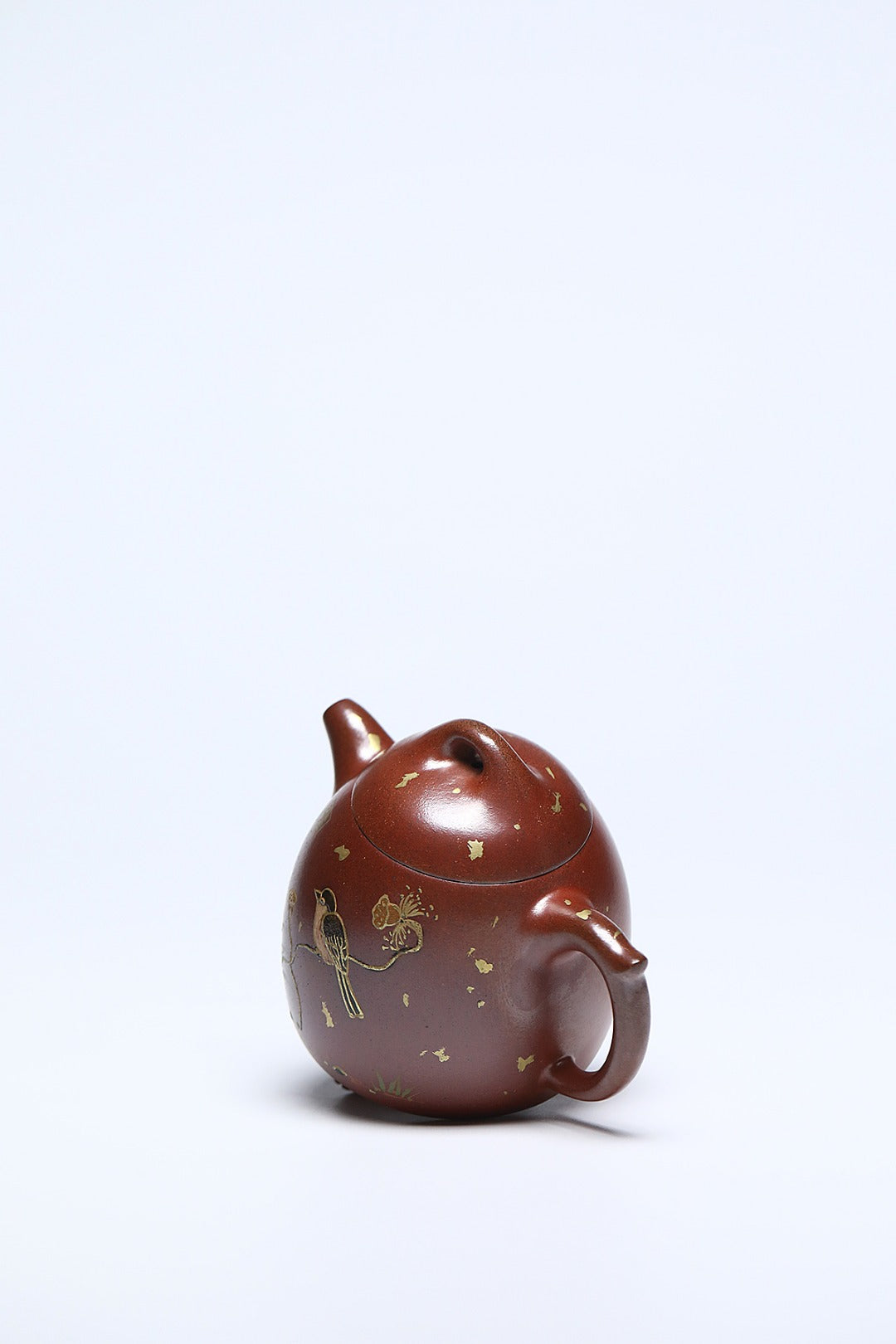 《花鸟秦权》 作者简介：李玮 中国陶瓷设计艺术大师 江苏省陶瓷艺术大师 江苏省陶瓷艺术名人 正高级工艺美术师 作品简介：大吉羊龙窑胭脂红柴烧，230cc，内推球孔出水