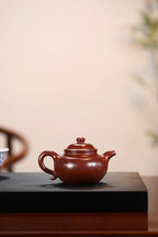 《莲子》 王敏（正高级工艺美术师） 装饰：李玮（江苏省陶瓷艺术大师，正高）作品简介：75年香山紫朱泥，300cc，菱形14孔出水