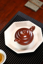 《莲子》 王敏（正高级工艺美术师） 装饰：李玮（江苏省陶瓷艺术大师，正高）作品简介：75年香山紫朱泥，300cc，菱形14孔出水