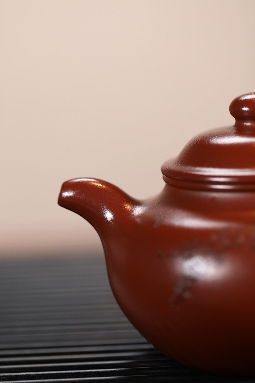 《莲子》 王敏（正高级工艺美术师） 装饰：李玮（江苏省陶瓷艺术大师，正高）作品简介：75年香山紫朱泥，300cc，菱形14孔出水