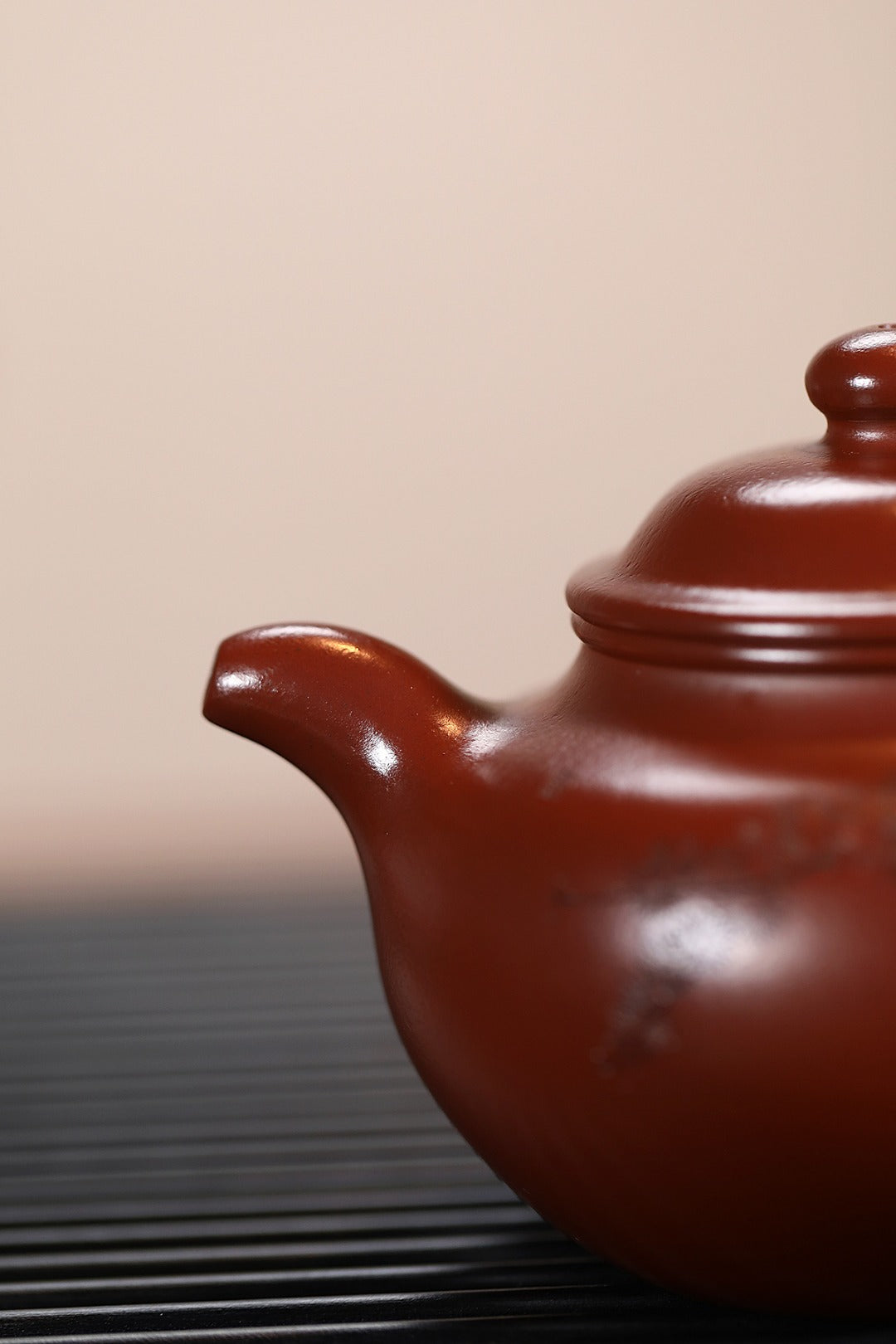 《莲子》 王敏（正高级工艺美术师） 装饰：李玮（江苏省陶瓷艺术大师，正高）作品简介：75年香山紫朱泥，300cc，菱形14孔出水