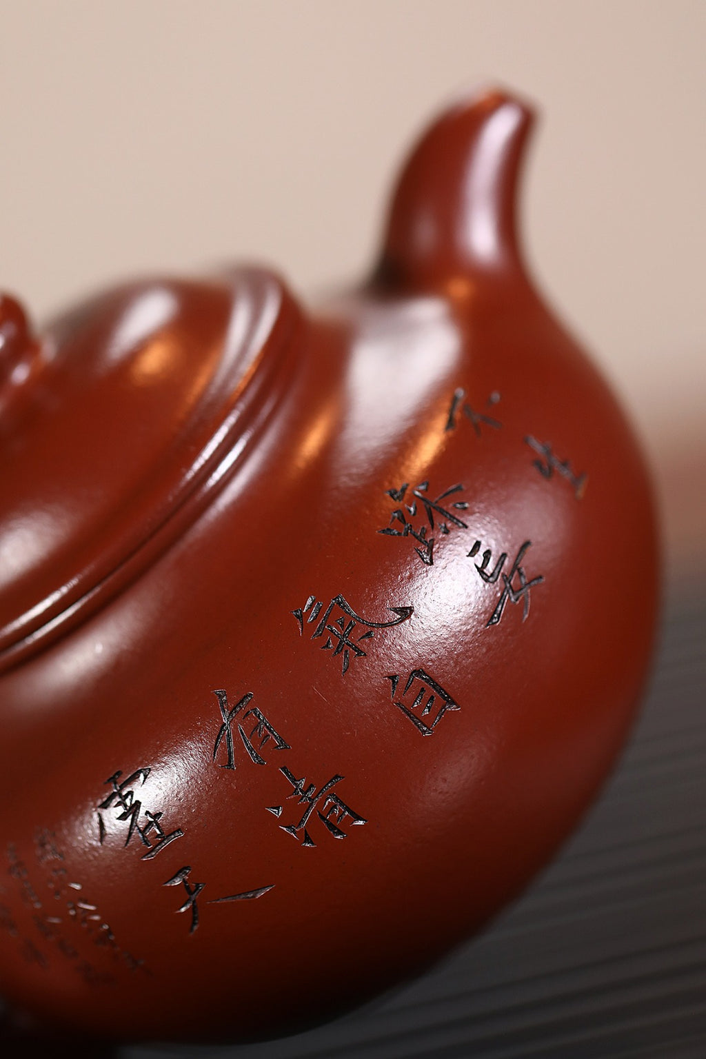 《莲子》 王敏（正高级工艺美术师） 装饰：李玮（江苏省陶瓷艺术大师，正高）作品简介：75年香山紫朱泥，300cc，菱形14孔出水