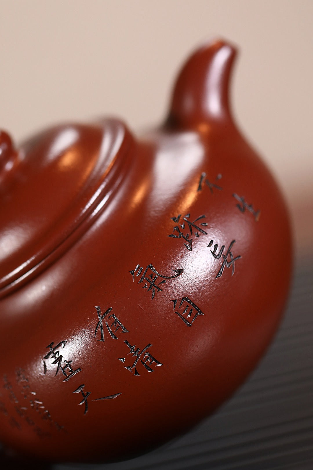 《莲子》 王敏（正高级工艺美术师） 装饰：李玮（江苏省陶瓷艺术大师，正高）作品简介：75年香山紫朱泥，300cc，菱形14孔出水