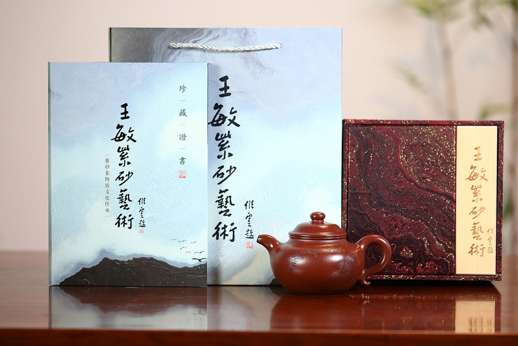 《莲子》 王敏（正高级工艺美术师） 装饰：李玮（江苏省陶瓷艺术大师，正高）作品简介：75年香山紫朱泥，300cc，菱形14孔出水