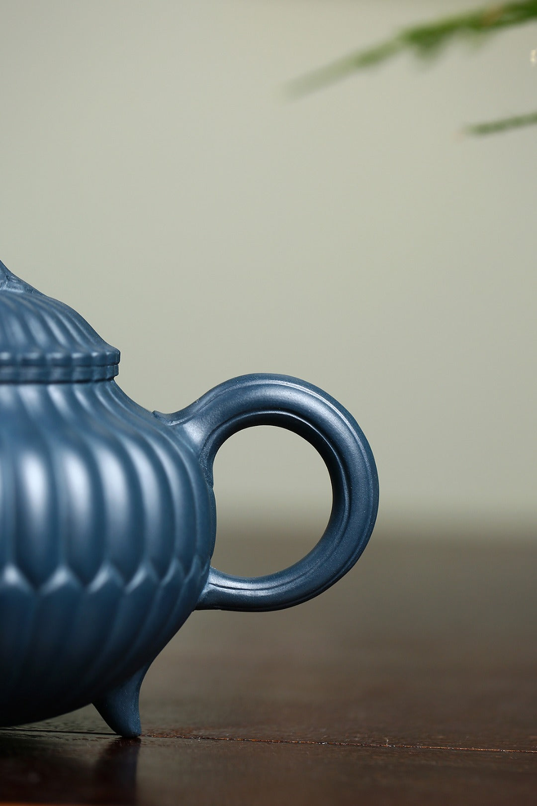 高工佳作《三足菱花》（筋纹口） 国家级高级工艺美术师 蒋亚平 原矿墨绿泥，400cc，菱形9孔出水