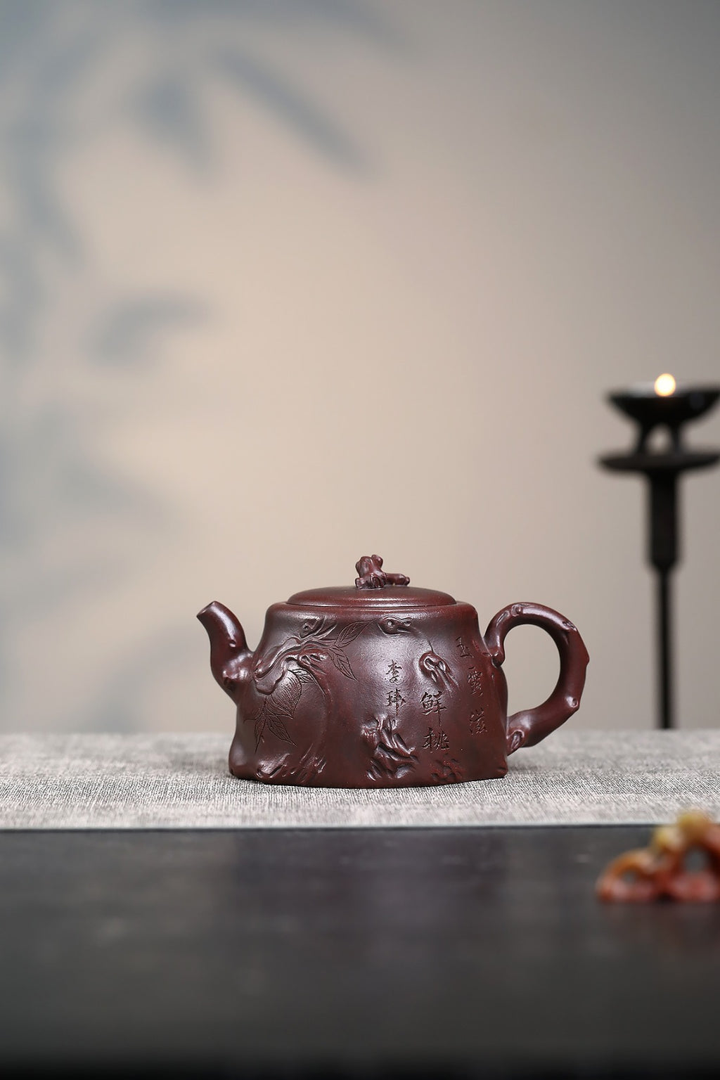 《桃桩》 国家级工艺美术师 鲍玉华 装饰：李玮（江苏省陶瓷艺术大师，正高）原矿古度赤乌泥，290cc