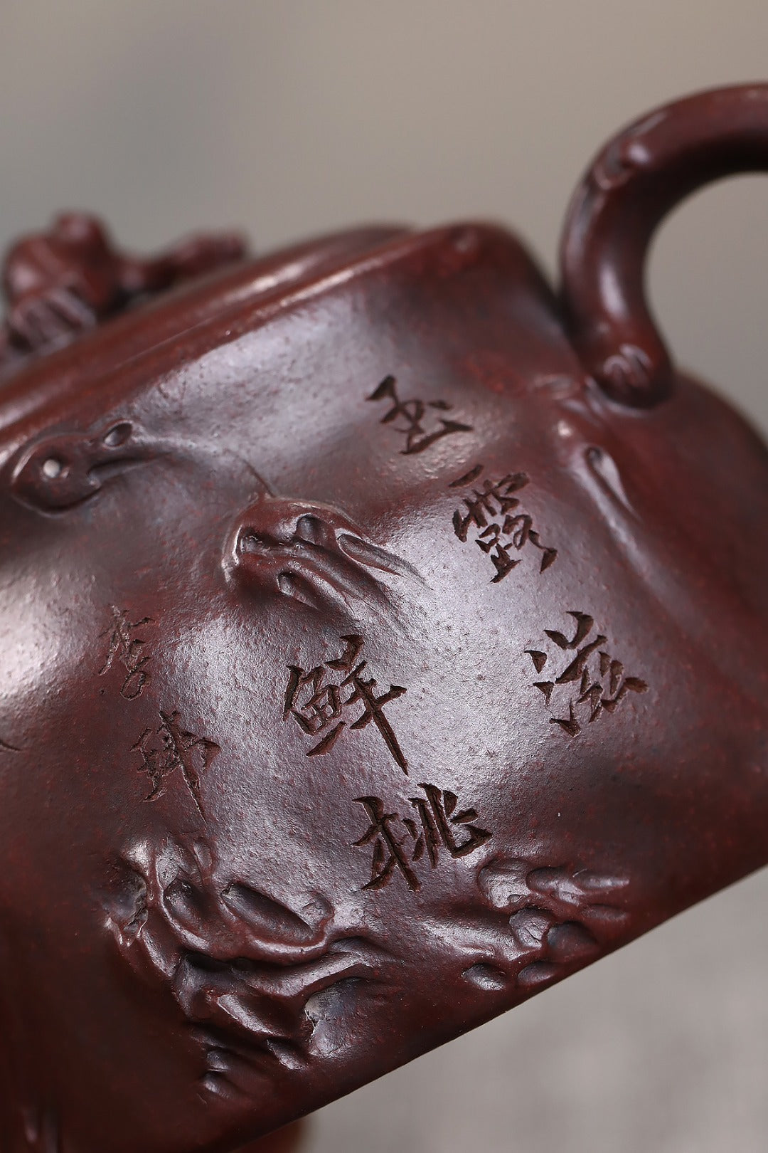 《桃桩》 国家级工艺美术师 鲍玉华 装饰：李玮（江苏省陶瓷艺术大师，正高）原矿古度赤乌泥，290cc