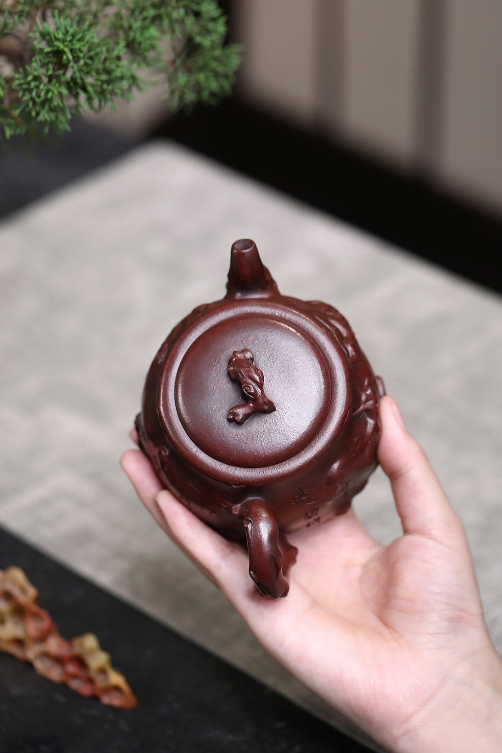 《桃桩》 国家级工艺美术师 鲍玉华 装饰：李玮（江苏省陶瓷艺术大师，正高）原矿古度赤乌泥，290cc