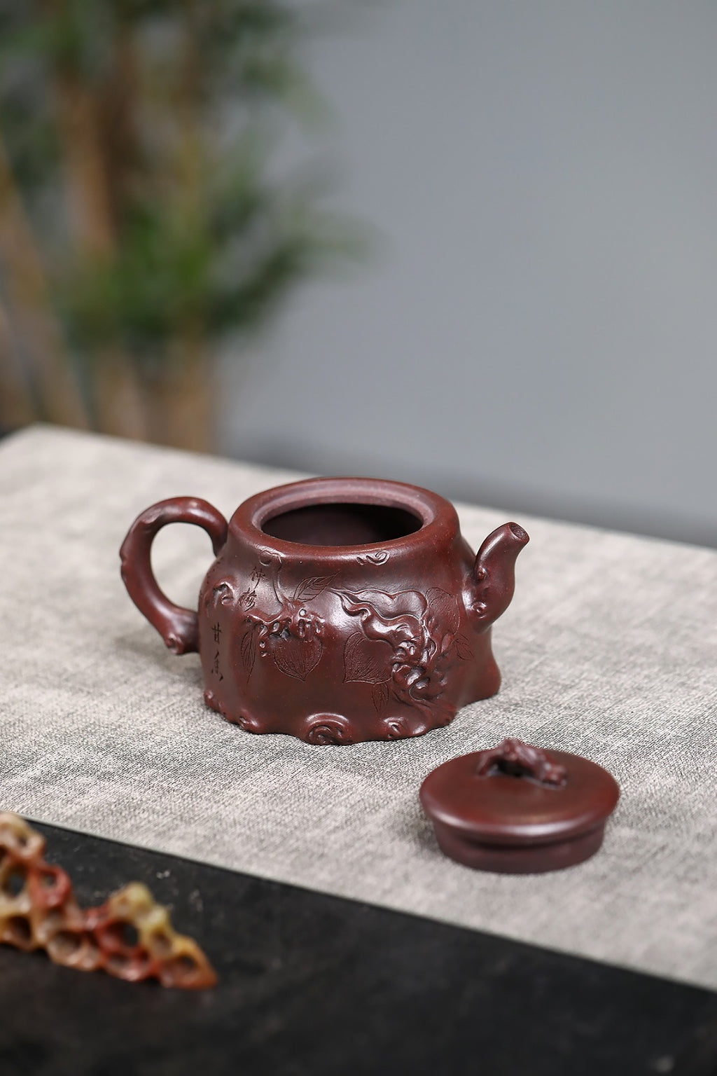 《桃桩》 国家级工艺美术师 鲍玉华 装饰：李玮（江苏省陶瓷艺术大师，正高）原矿古度赤乌泥，290cc