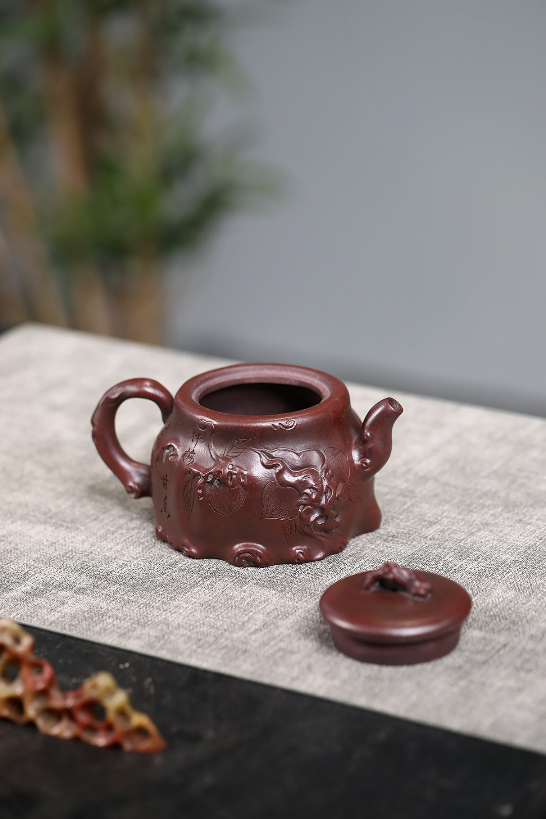 《桃桩》 国家级工艺美术师 鲍玉华 装饰：李玮（江苏省陶瓷艺术大师，正高）原矿古度赤乌泥，290cc