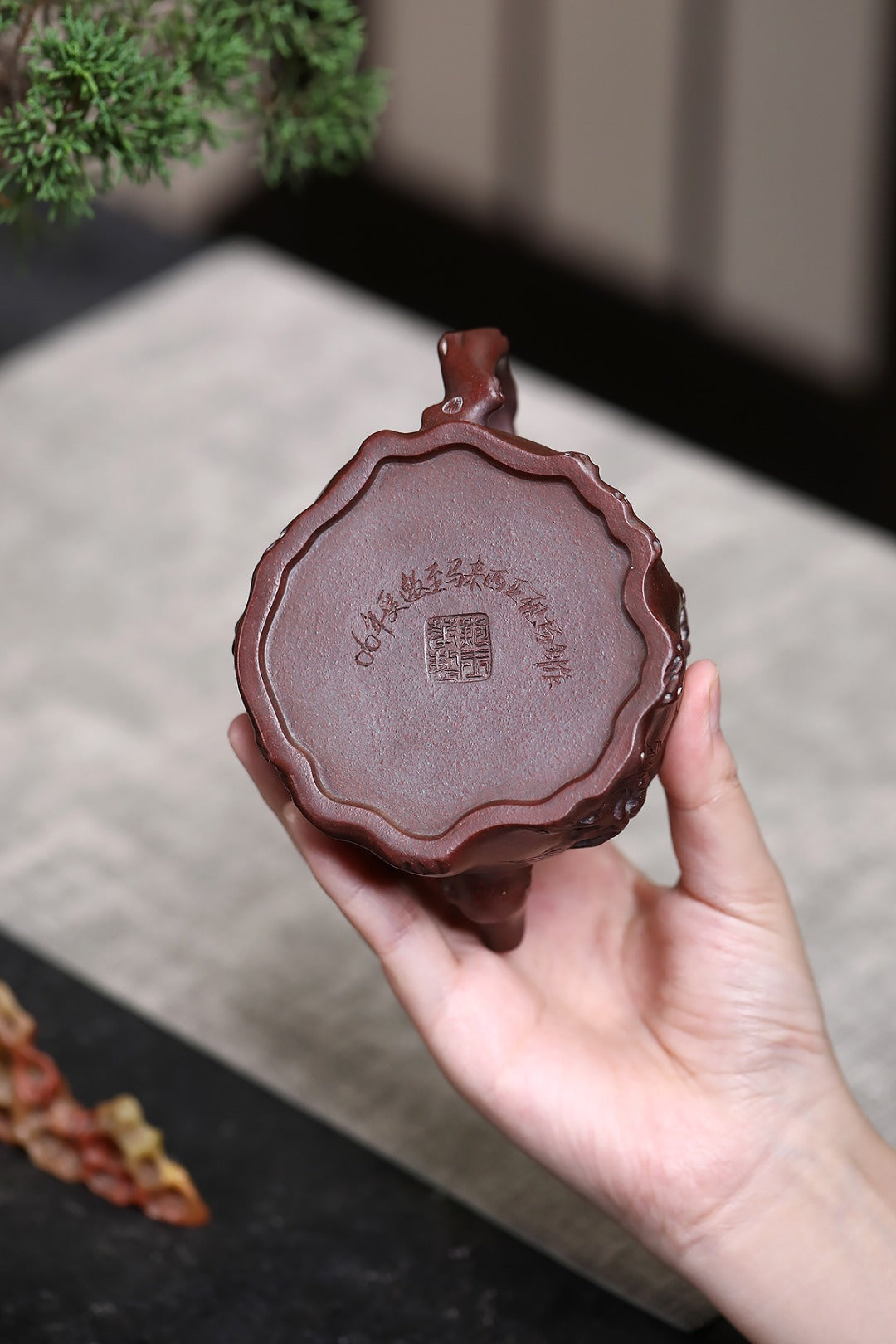 《桃桩》 国家级工艺美术师 鲍玉华 装饰：李玮（江苏省陶瓷艺术大师，正高）原矿古度赤乌泥，290cc