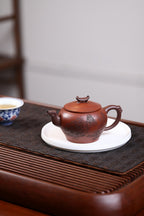 《元宝壶》 国家级工艺美术师 鲍玉华 装饰：李玮（江苏省陶瓷艺术大师，正高）原矿家藏红皮龙，290cc，并列10孔出水