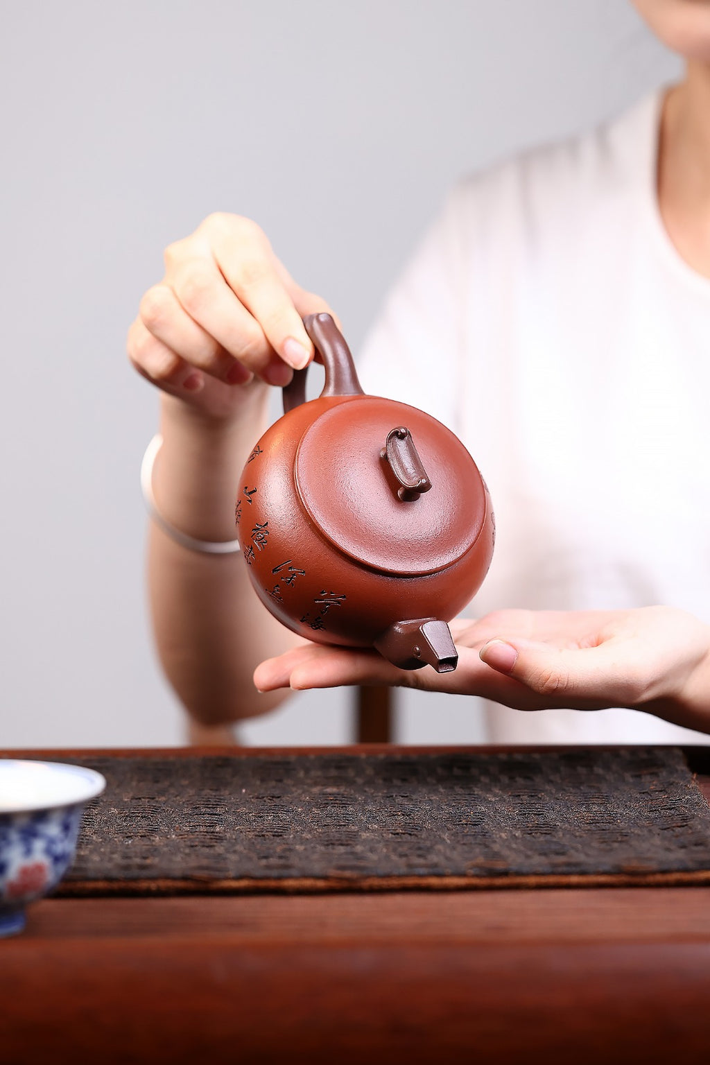 《元宝壶》 国家级工艺美术师 鲍玉华 装饰：李玮（江苏省陶瓷艺术大师，正高）原矿家藏红皮龙，290cc，并列10孔出水