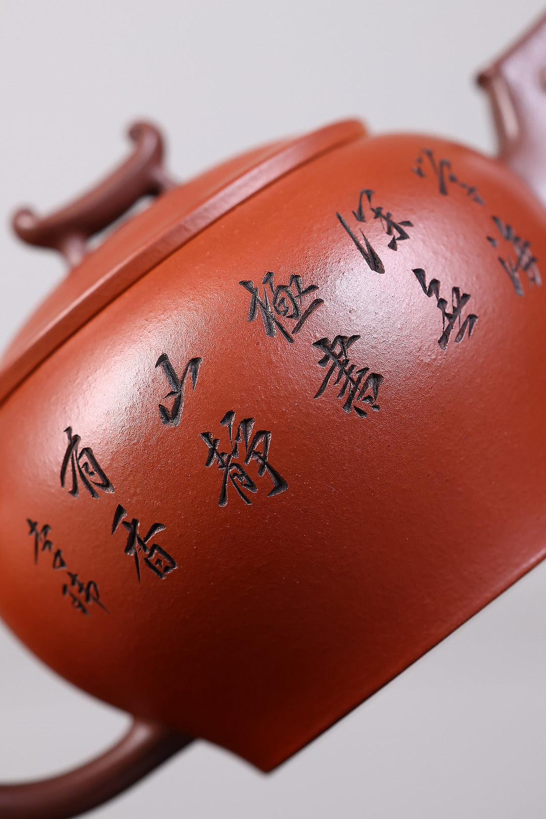 《元宝壶》 国家级工艺美术师 鲍玉华 装饰：李玮（江苏省陶瓷艺术大师，正高）原矿家藏红皮龙，290cc，并列10孔出水