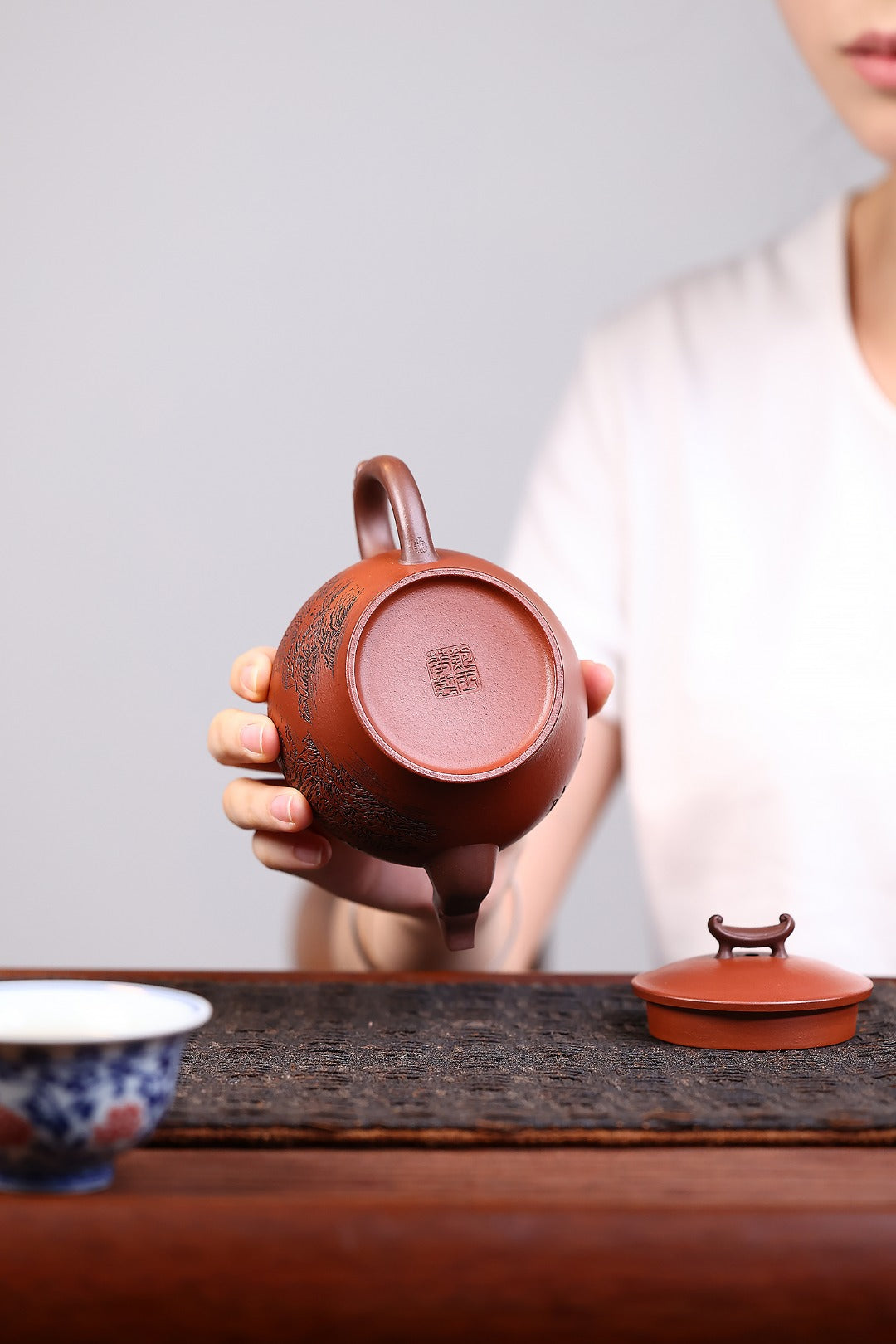《元宝壶》 国家级工艺美术师 鲍玉华 装饰：李玮（江苏省陶瓷艺术大师，正高）原矿家藏红皮龙，290cc，并列10孔出水