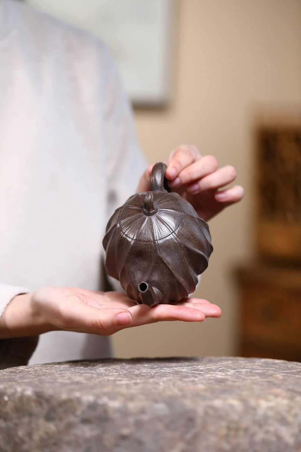 《荷香》 徐孝奎 1935年生人，92岁紫砂元老，从业77年！ 原矿家藏老古铜泥，300cc，球孔出水