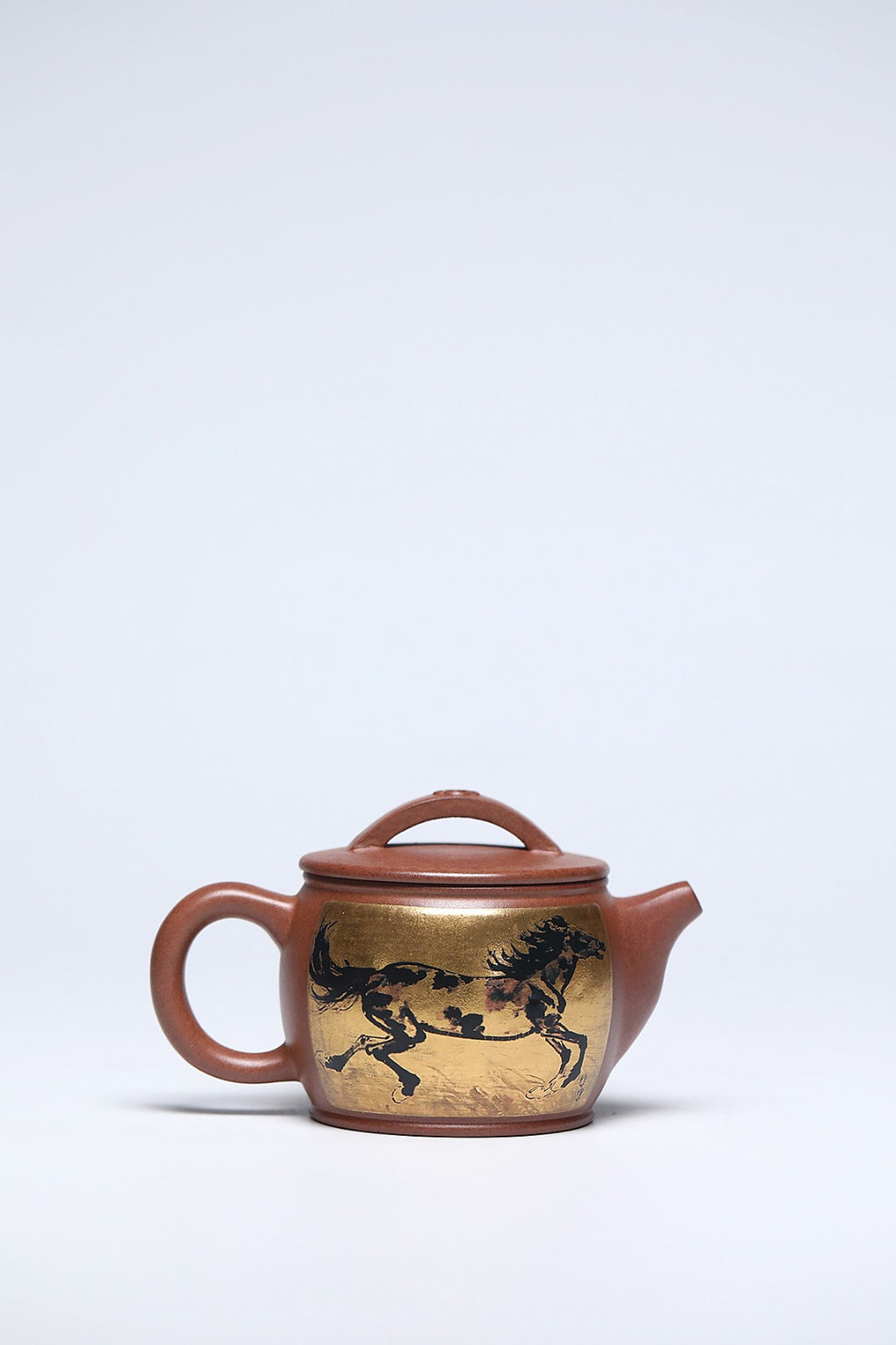 《奔马汉瓦》 作者简介：李玮 中国陶瓷设计艺术大师 江苏省陶瓷艺术大师 江苏省陶瓷艺术名人 正高级工艺美术师 无锡工艺美院正教授、艺术设计院院长 宜兴山水画协会副会长 徐悲鸿吴冠中画院特聘研究员 作品简介：原矿古龙窑翡翠金砂柴烧，260cc，并列13孔出水