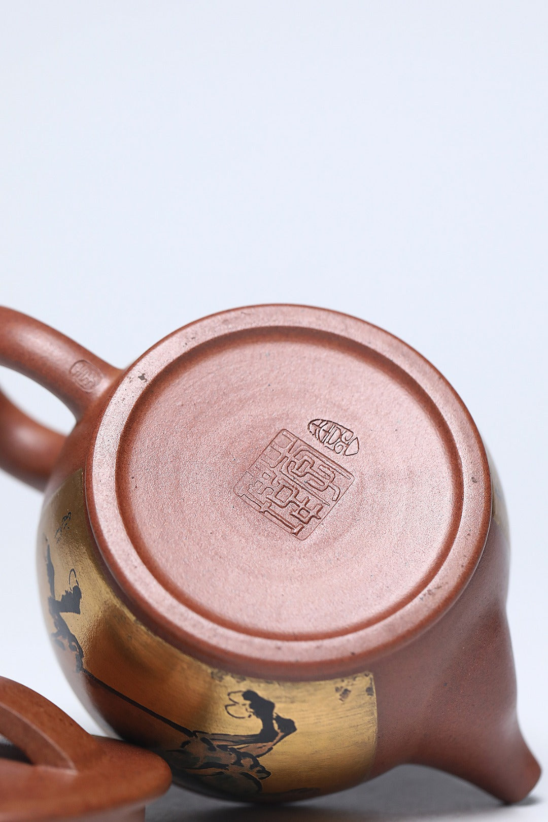《奔马汉瓦》 作者简介：李玮 中国陶瓷设计艺术大师 江苏省陶瓷艺术大师 江苏省陶瓷艺术名人 正高级工艺美术师 无锡工艺美院正教授、艺术设计院院长 宜兴山水画协会副会长 徐悲鸿吴冠中画院特聘研究员 作品简介：原矿古龙窑翡翠金砂柴烧，260cc，并列13孔出水