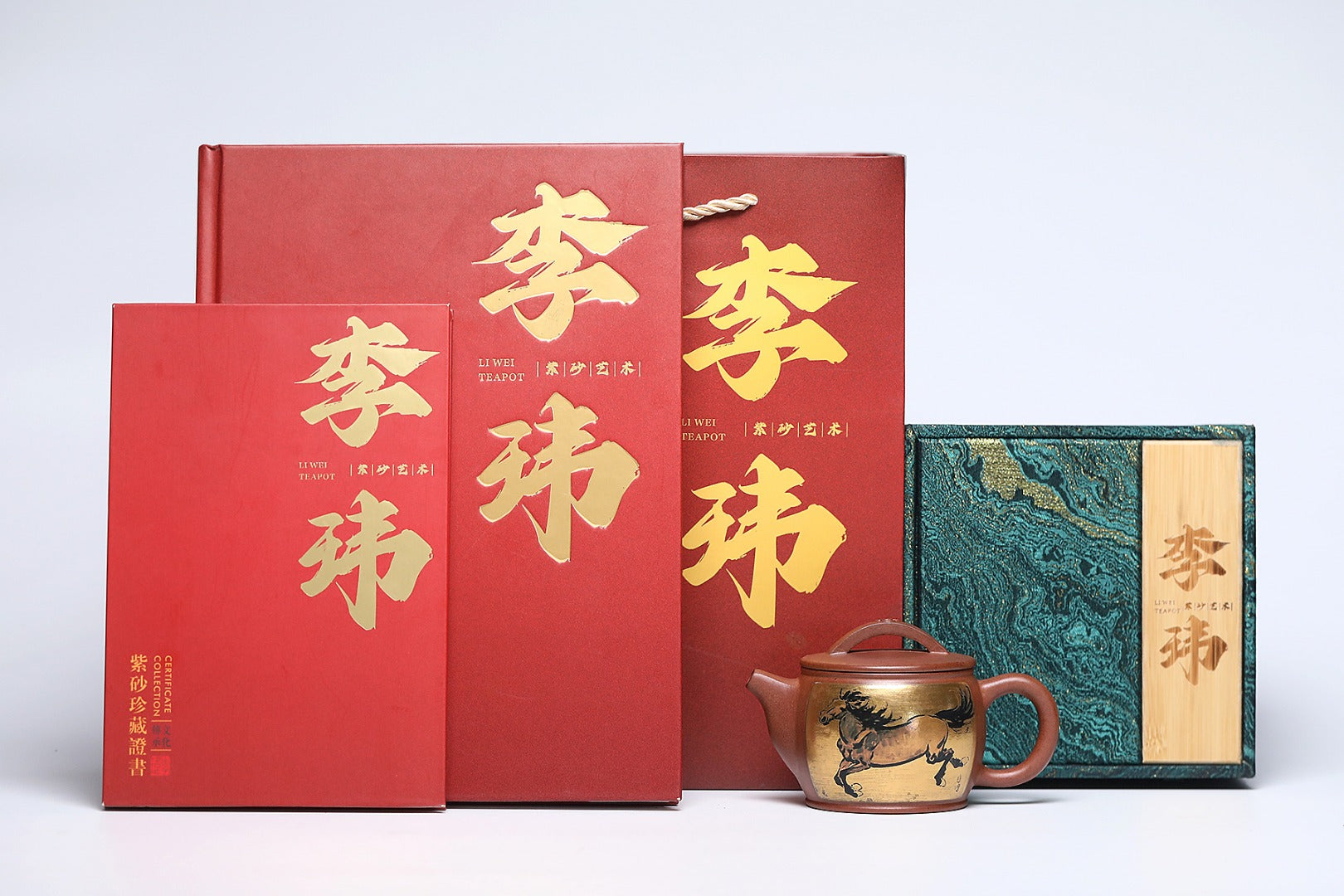 《奔马汉瓦》 作者简介：李玮 中国陶瓷设计艺术大师 江苏省陶瓷艺术大师 江苏省陶瓷艺术名人 正高级工艺美术师 无锡工艺美院正教授、艺术设计院院长 宜兴山水画协会副会长 徐悲鸿吴冠中画院特聘研究员 作品简介：原矿古龙窑翡翠金砂柴烧，260cc，并列13孔出水