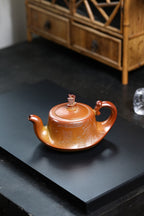 《扬帆起航》 国家级工艺美术师 鲍玉华 装饰：李玮（江苏省陶瓷艺术大师，正高）鲍生泰百年冷金黄古法渐变烧，350cc，菱形9孔出水