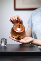 《扬帆起航》 国家级工艺美术师 鲍玉华 装饰：李玮（江苏省陶瓷艺术大师，正高）鲍生泰百年冷金黄古法渐变烧，350cc，菱形9孔出水