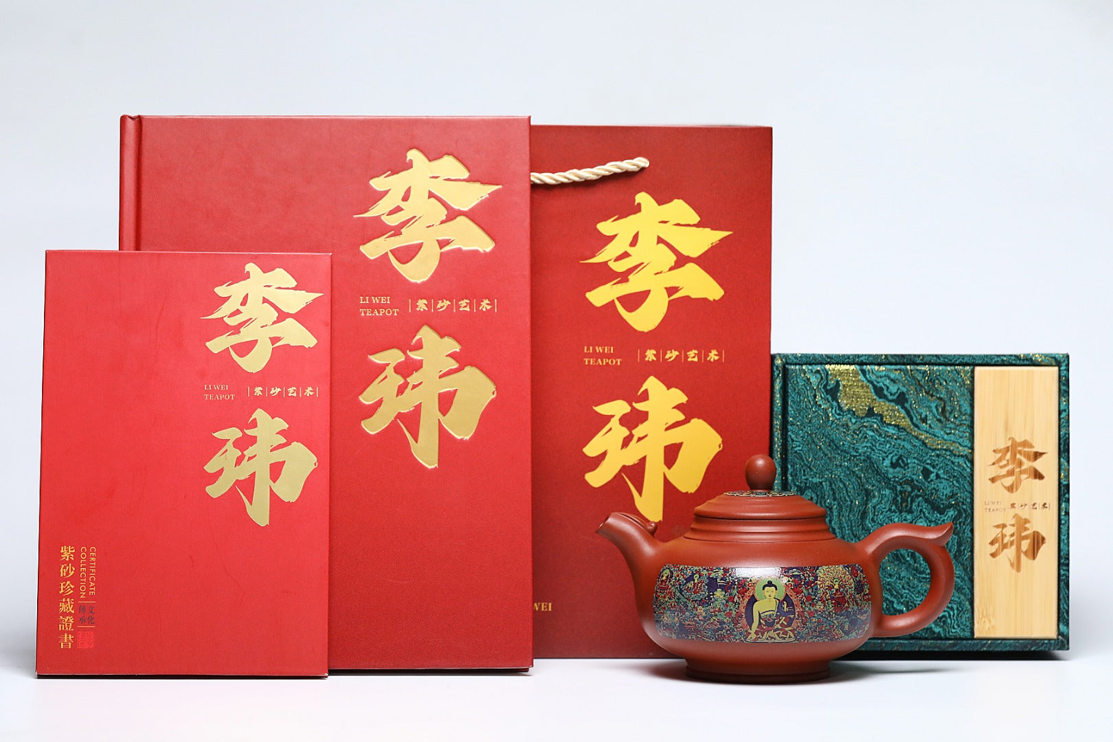 《丹凤朝阳》 作者简介：李玮 中国陶瓷设计艺术大师 江苏省陶瓷艺术大师 江苏省陶瓷艺术名人 正高级工艺美术师 作品简介：82年头槽底槽清，640cc，菱形14孔出水