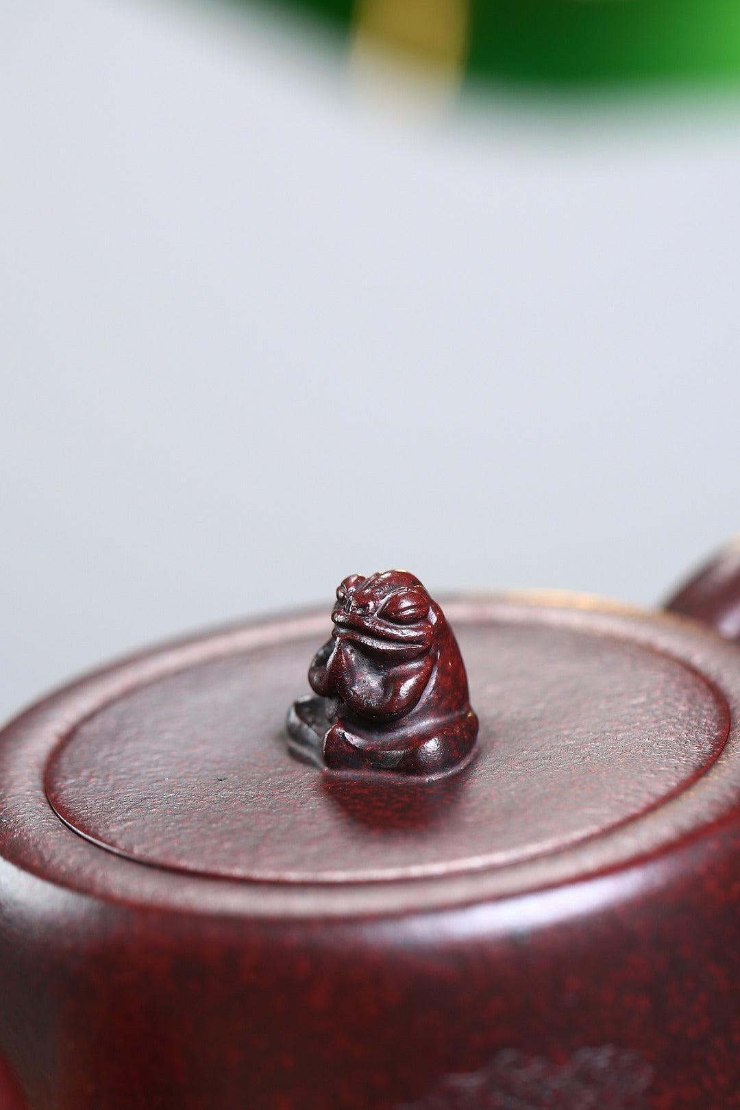 《益思养性》 国家级高级工艺美术师 蒋亚平 原矿铁红砂泥，400cc。 ~此壶直筒式壶体，突出简洁、简约的形体风范