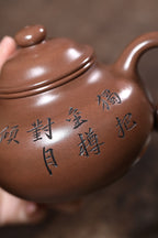 《莲子》 徐孝奎 1935年生人，92岁紫砂元老，从业77年！！ 原矿景舟老紫泥，400cc，菱形22孔出水。 ~此作品壶身端庄古朴，大气稳重，线条流畅，干脆利落