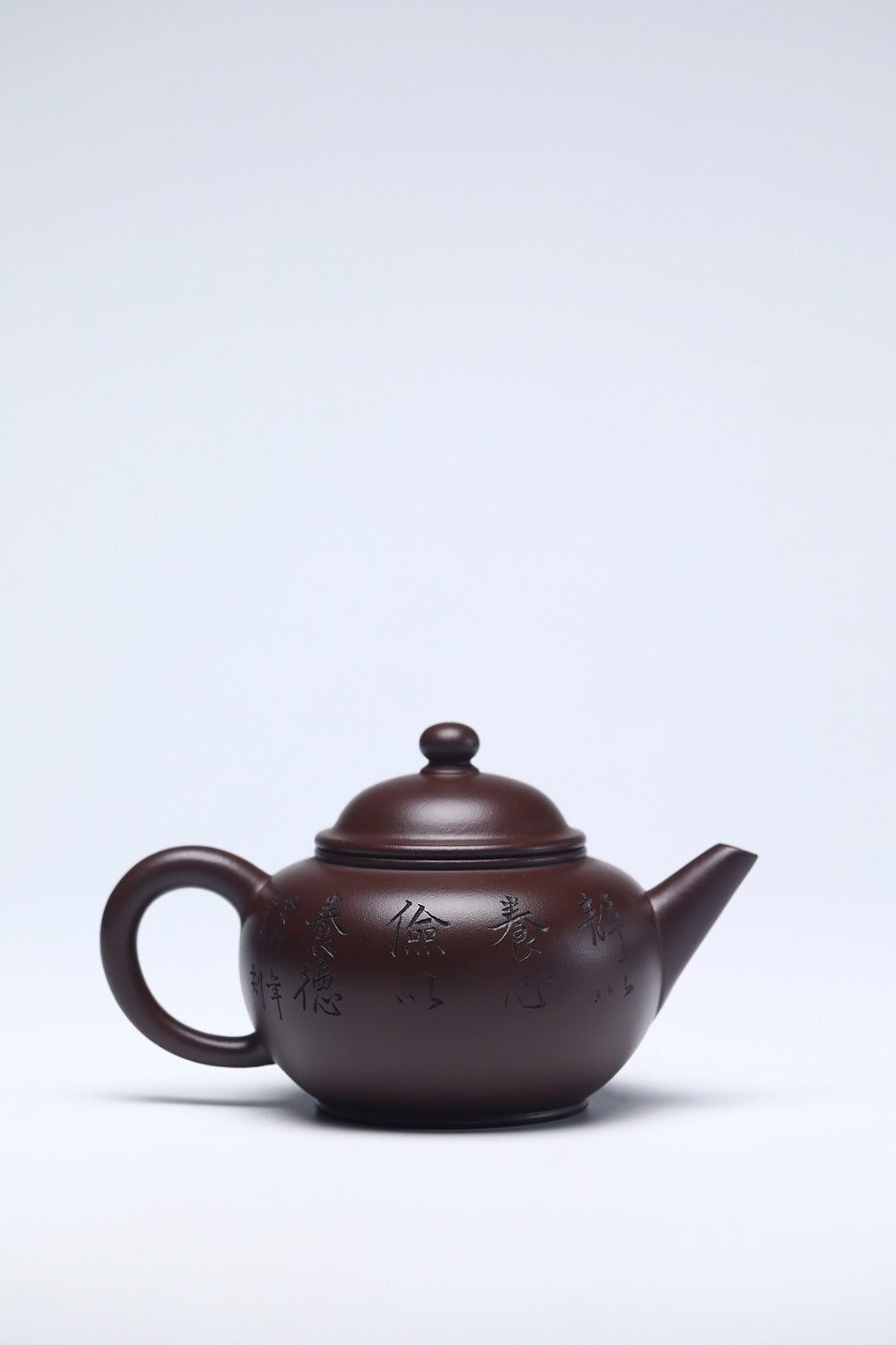 《水平》 作者简介：李玮 中国陶瓷设计艺术大师 江苏省陶瓷艺术大师 江苏省陶瓷艺术名人 正高级工艺美术师 作品简介：原矿56年冰窖景舟紫茄泥，300cc，内推球孔出水
