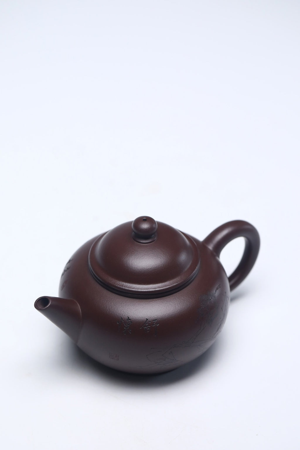 《水平》 作者简介：李玮 中国陶瓷设计艺术大师 江苏省陶瓷艺术大师 江苏省陶瓷艺术名人 正高级工艺美术师 作品简介：原矿56年冰窖景舟紫茄泥，300cc，内推球孔出水