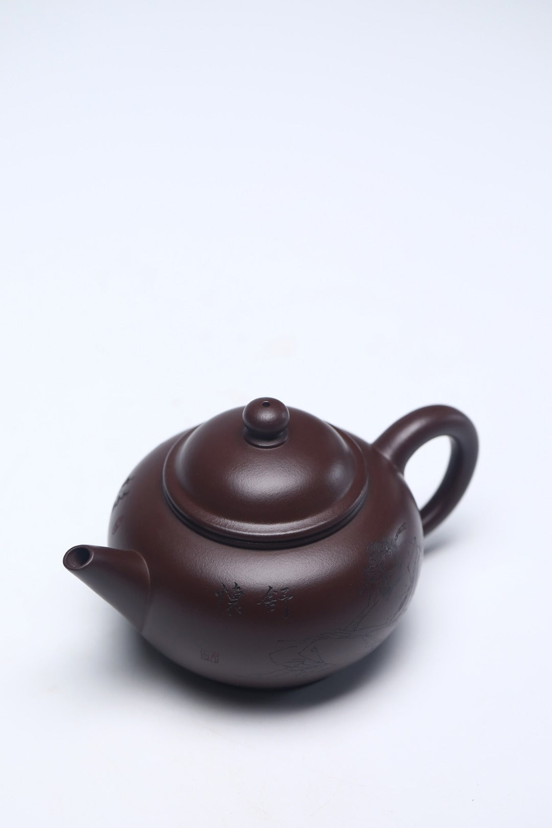 《水平》 作者简介：李玮 中国陶瓷设计艺术大师 江苏省陶瓷艺术大师 江苏省陶瓷艺术名人 正高级工艺美术师 作品简介：原矿56年冰窖景舟紫茄泥，300cc，内推球孔出水