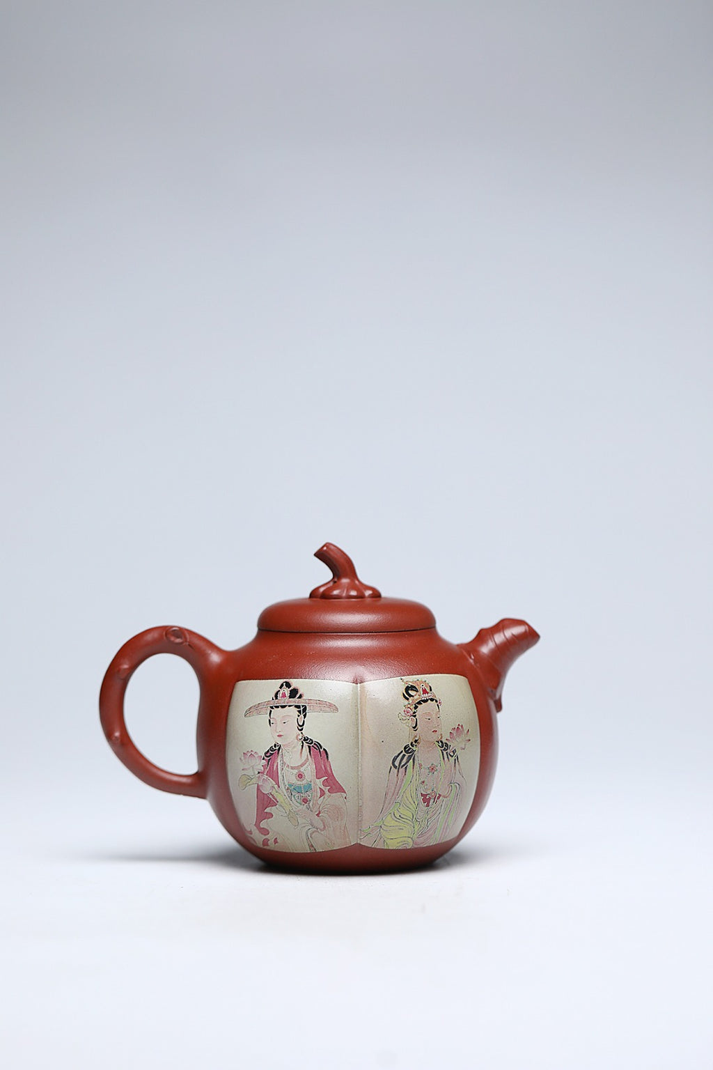 《观音锦瓜》 作者简介：李玮 中国陶瓷设计艺术大师 江苏省陶瓷艺术大师 江苏省陶瓷艺术名人 正高级工艺美术师 作品简介：原矿82年四号井头槽底槽清，370cc，菱形9孔出水