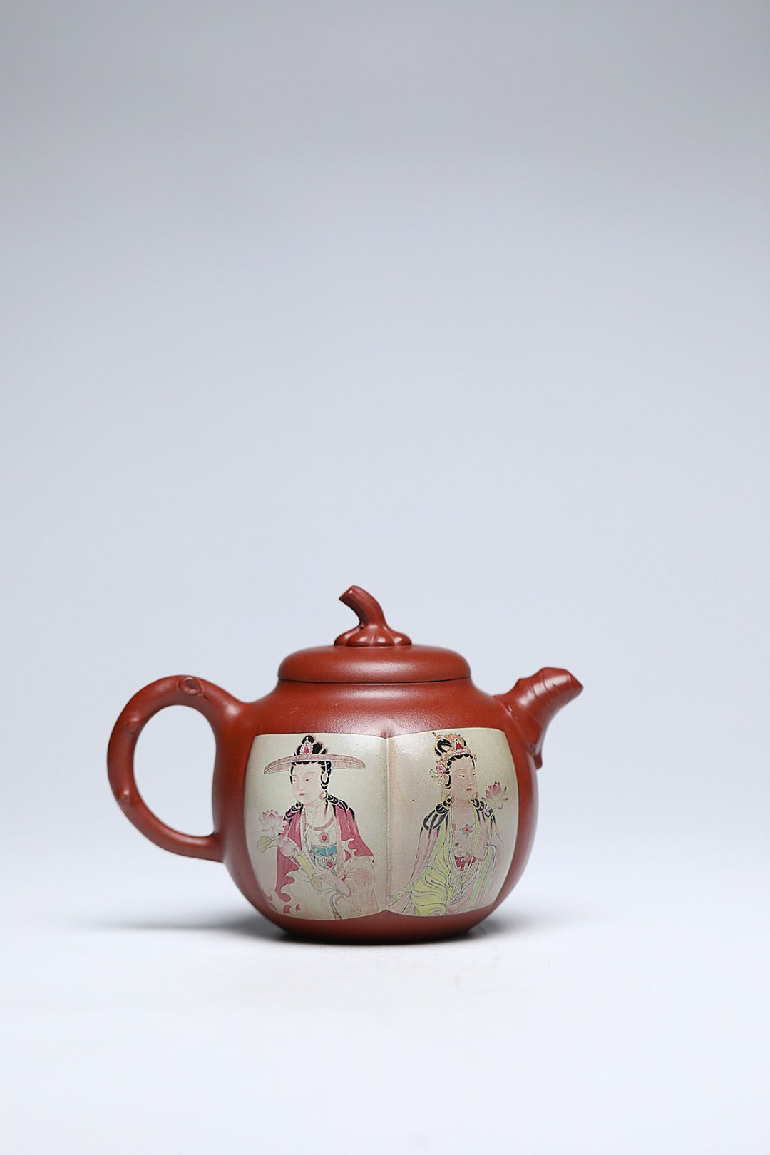 《观音锦瓜》 作者简介：李玮 中国陶瓷设计艺术大师 江苏省陶瓷艺术大师 江苏省陶瓷艺术名人 正高级工艺美术师 作品简介：原矿82年四号井头槽底槽清，370cc，菱形9孔出水