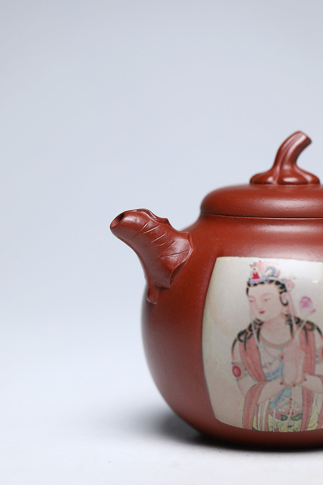 《观音锦瓜》 作者简介：李玮 中国陶瓷设计艺术大师 江苏省陶瓷艺术大师 江苏省陶瓷艺术名人 正高级工艺美术师 作品简介：原矿82年四号井头槽底槽清，370cc，菱形9孔出水