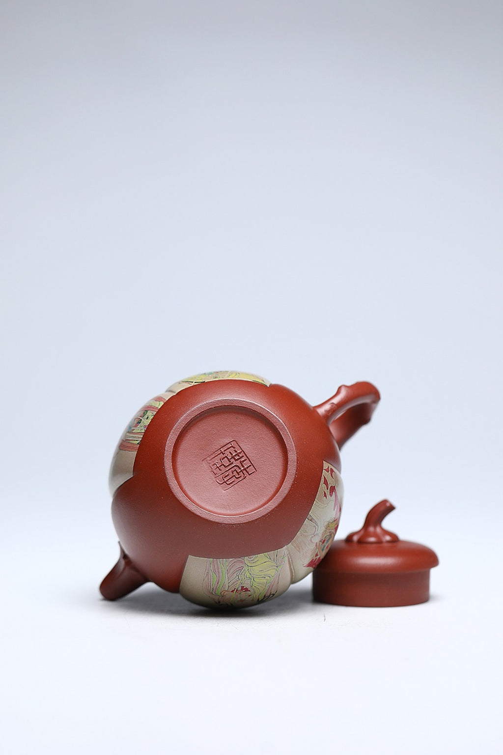 《观音锦瓜》 作者简介：李玮 中国陶瓷设计艺术大师 江苏省陶瓷艺术大师 江苏省陶瓷艺术名人 正高级工艺美术师 作品简介：原矿82年四号井头槽底槽清，370cc，菱形9孔出水