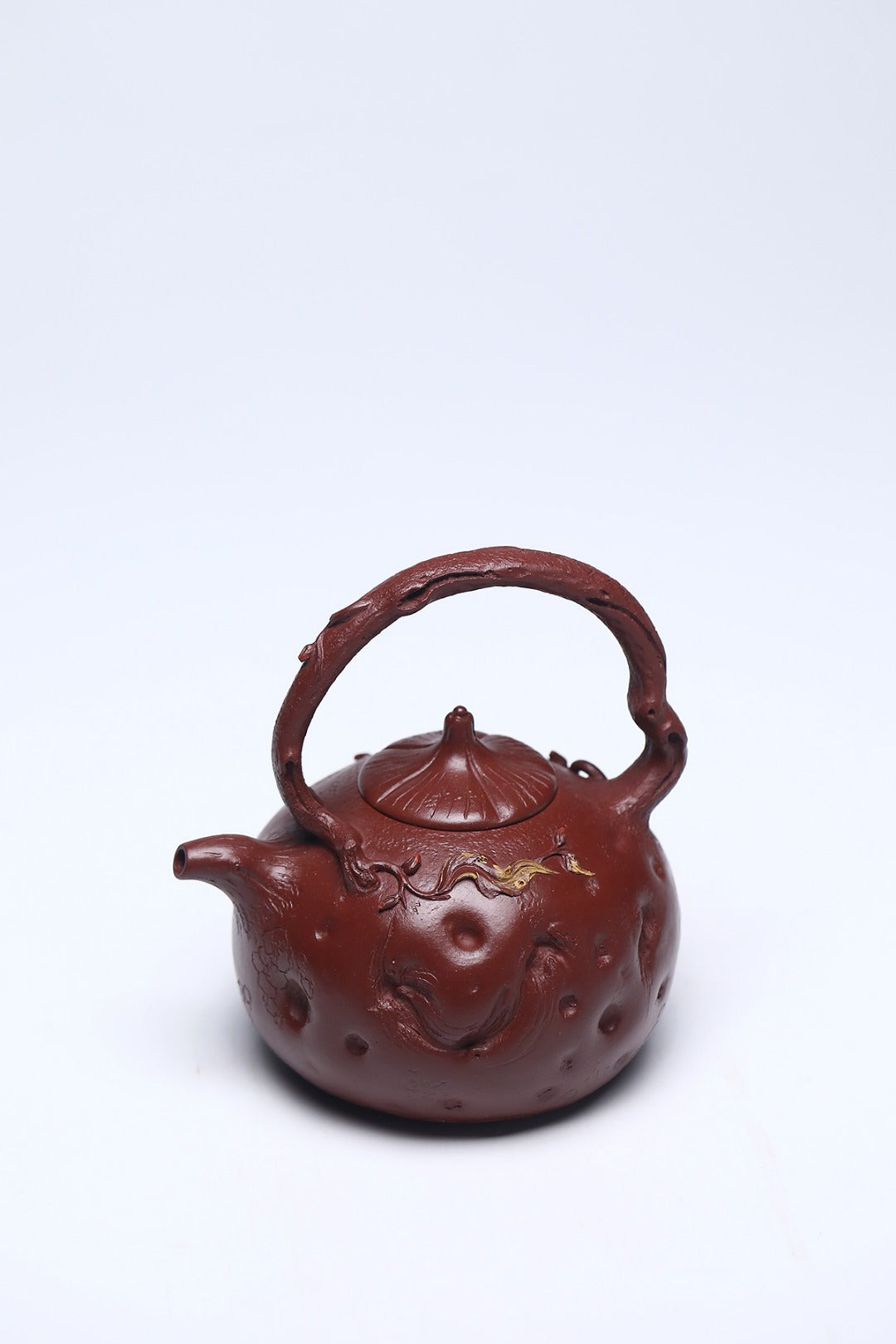 《桃供春提梁》 作者简介：李玮 中国陶瓷设计艺术大师 江苏省陶瓷艺术大师 江苏省陶瓷艺术名人 正高级工艺美术师 作品简介：原矿四号井底槽清纯料，460cc，菱形9孔出水