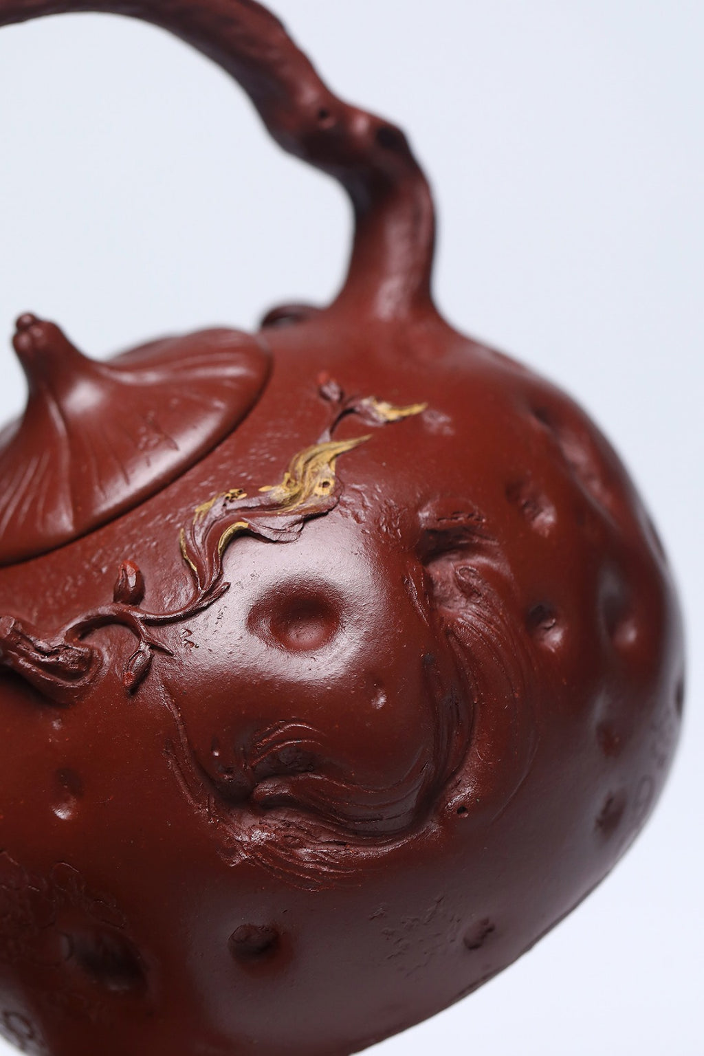 《桃供春提梁》 作者简介：李玮 中国陶瓷设计艺术大师 江苏省陶瓷艺术大师 江苏省陶瓷艺术名人 正高级工艺美术师 作品简介：原矿四号井底槽清纯料，460cc，菱形9孔出水