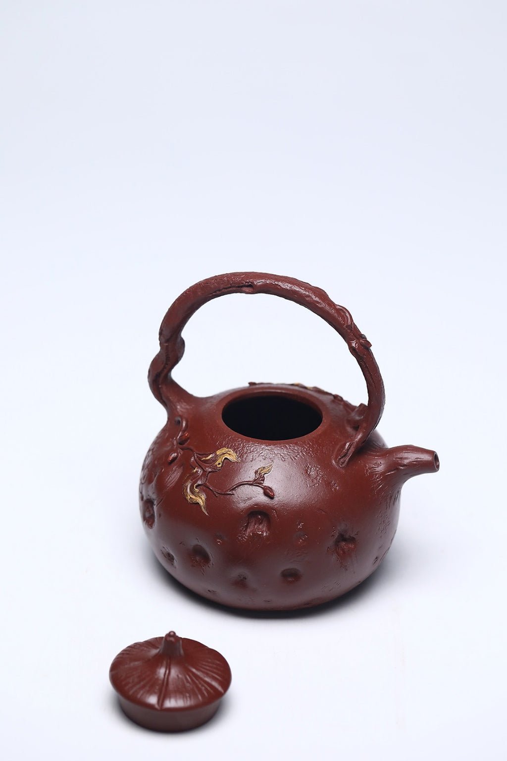 《桃供春提梁》 作者简介：李玮 中国陶瓷设计艺术大师 江苏省陶瓷艺术大师 江苏省陶瓷艺术名人 正高级工艺美术师 作品简介：原矿四号井底槽清纯料，460cc，菱形9孔出水