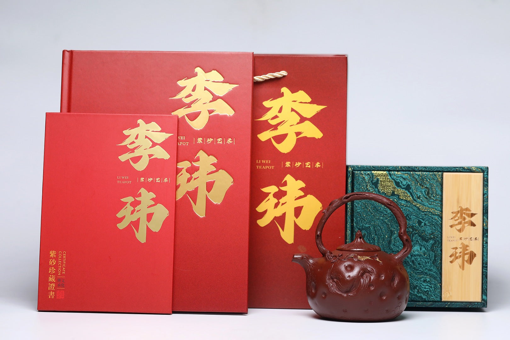 《桃供春提梁》 作者简介：李玮 中国陶瓷设计艺术大师 江苏省陶瓷艺术大师 江苏省陶瓷艺术名人 正高级工艺美术师 作品简介：原矿四号井底槽清纯料，460cc，菱形9孔出水