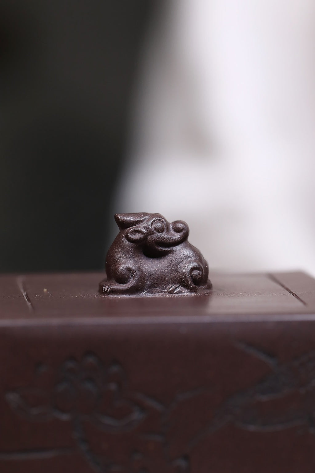 《四方祥瑞》 国家级工艺美术师 鲍玉华 装饰：李玮（江苏省陶瓷艺术大师，正高）原矿家藏黑墩头，190cc，并列15孔出水