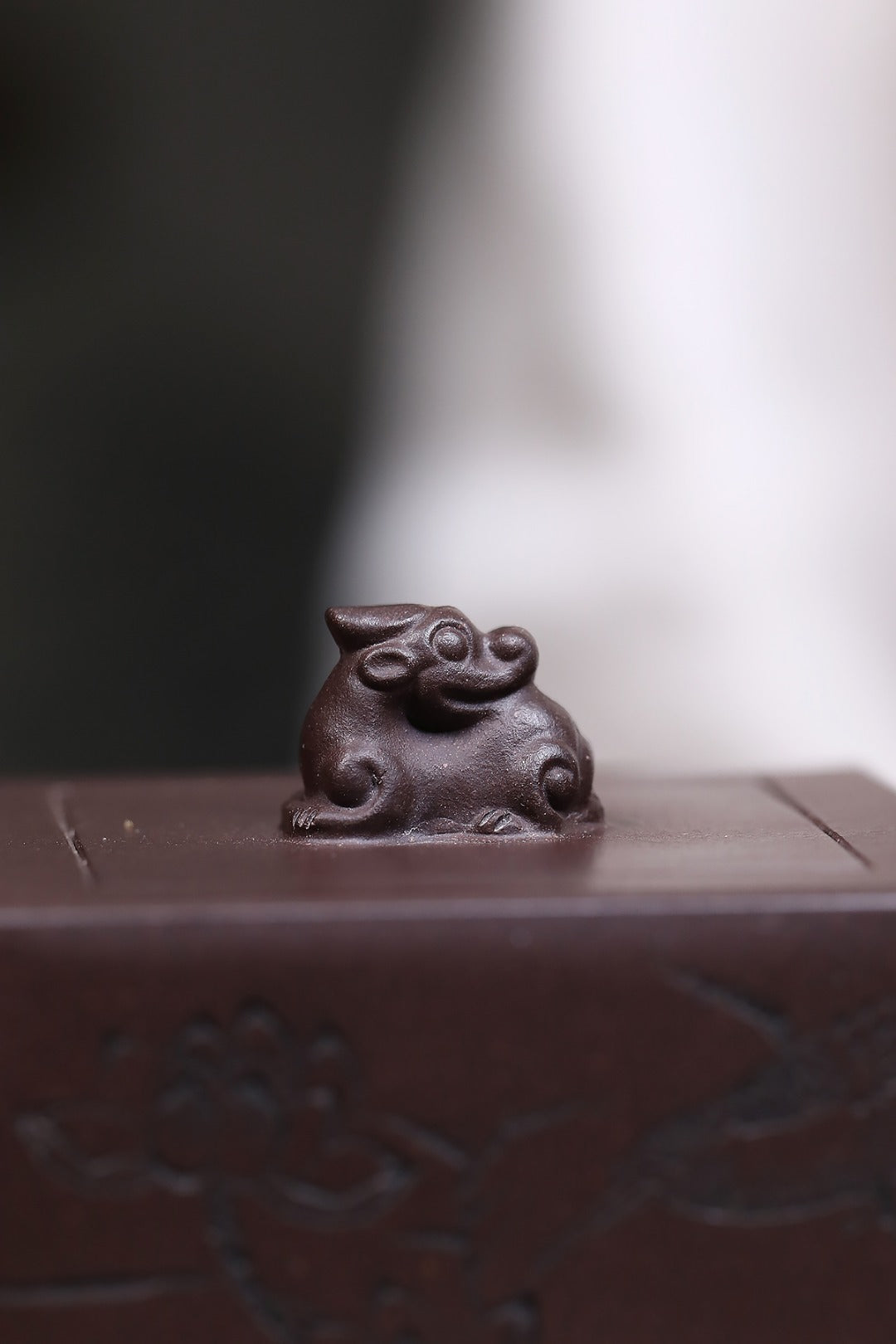 《四方祥瑞》 国家级工艺美术师 鲍玉华 装饰：李玮（江苏省陶瓷艺术大师，正高）原矿家藏黑墩头，190cc，并列15孔出水