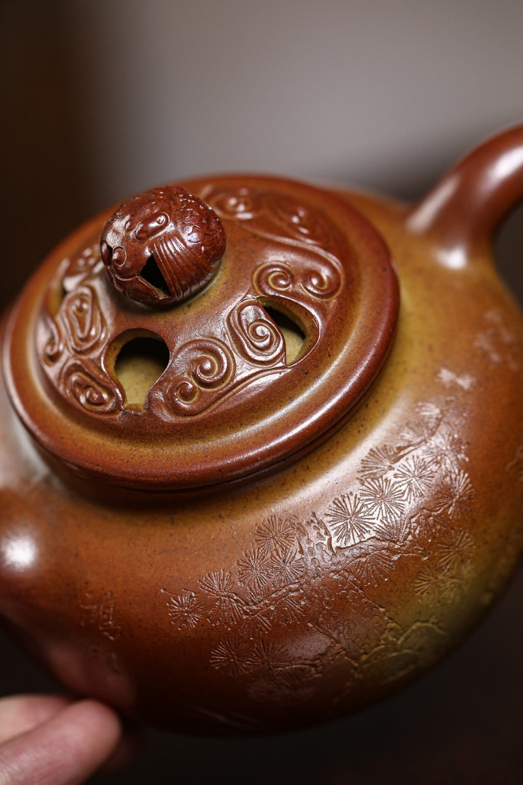 《龙珠壶》 国家级工艺美术师 鲍玉华 装饰：李玮（江苏省陶瓷艺术大师，正高）鲍生泰百年冷金黄古法渐变烧，370cc，菱形9孔出水