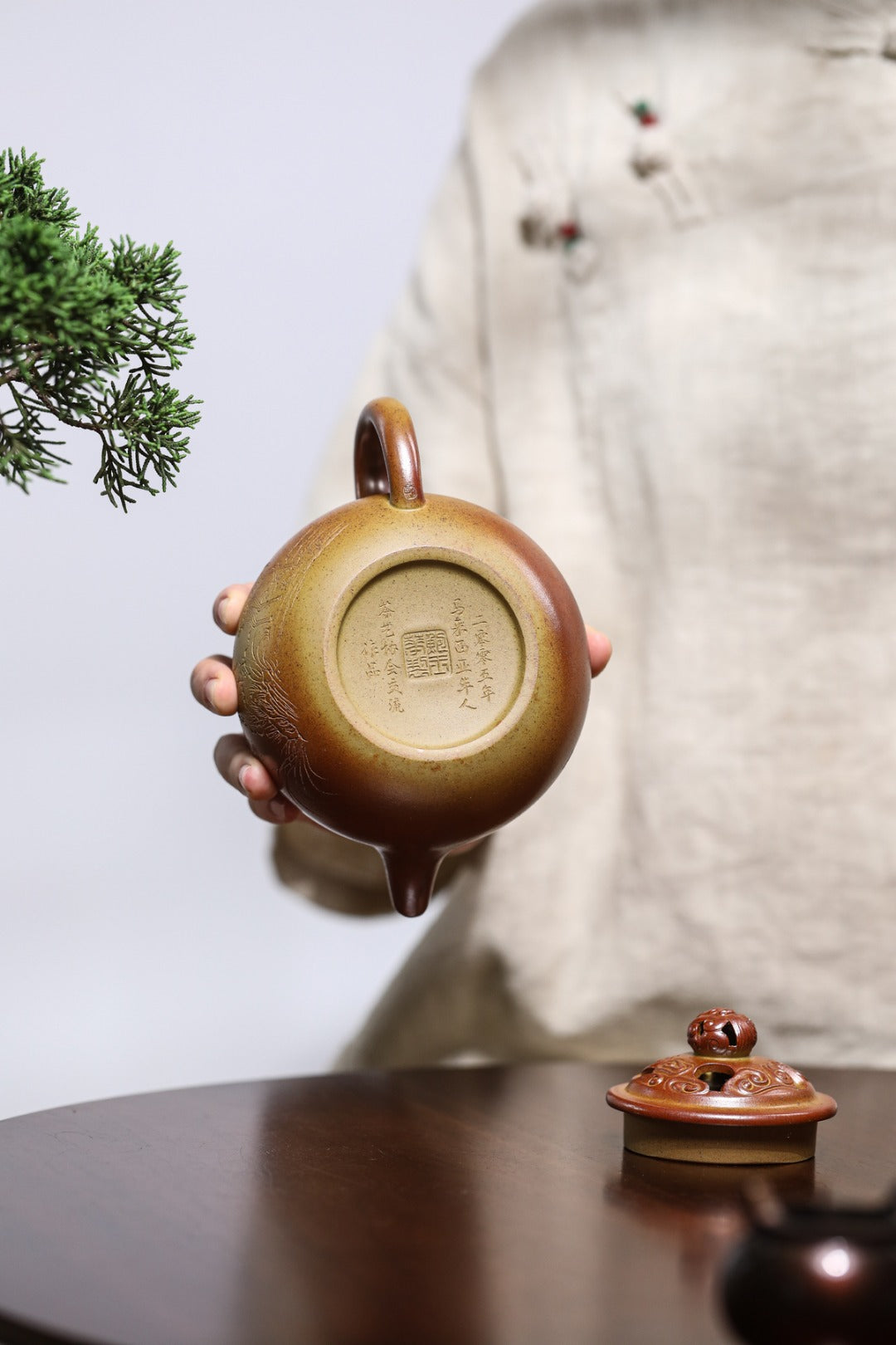 《龙珠壶》 国家级工艺美术师 鲍玉华 装饰：李玮（江苏省陶瓷艺术大师，正高）鲍生泰百年冷金黄古法渐变烧，370cc，菱形9孔出水