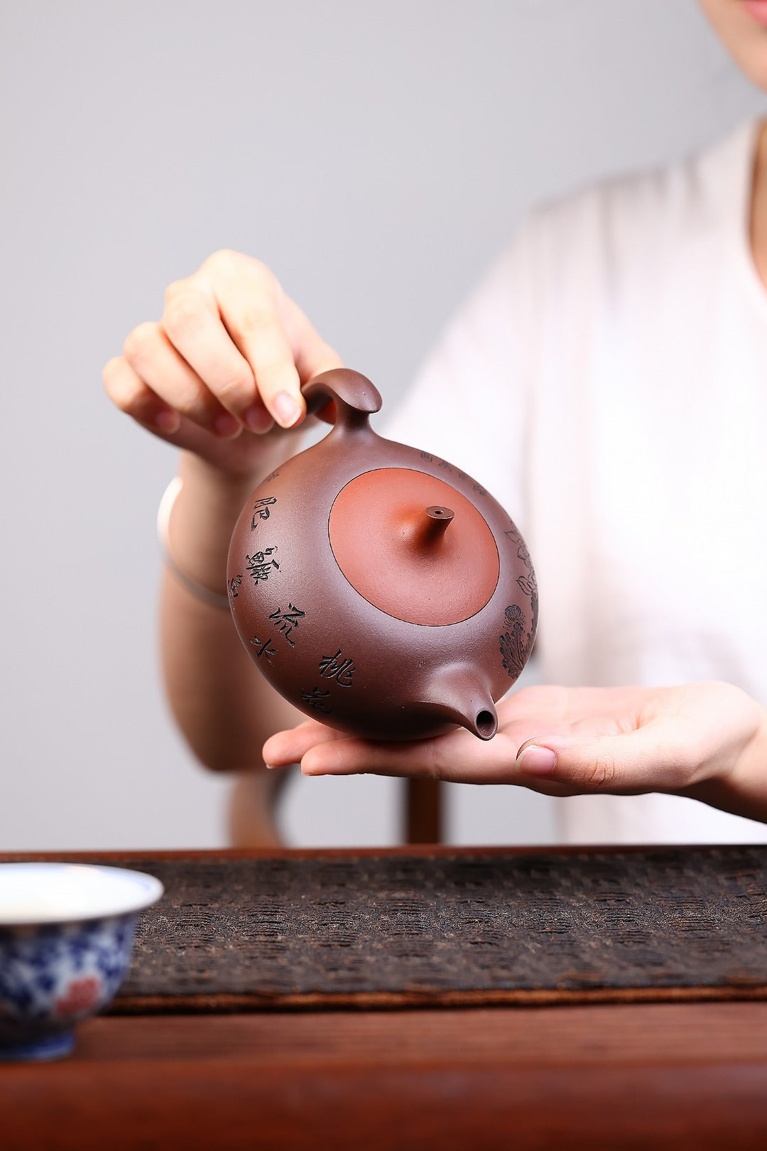 《飞鸿》 国家级工艺美术师 鲍玉华 装饰：李玮（江苏省陶瓷艺术大师，正高）原矿家藏老紫泥，340cc，菱形9孔出水