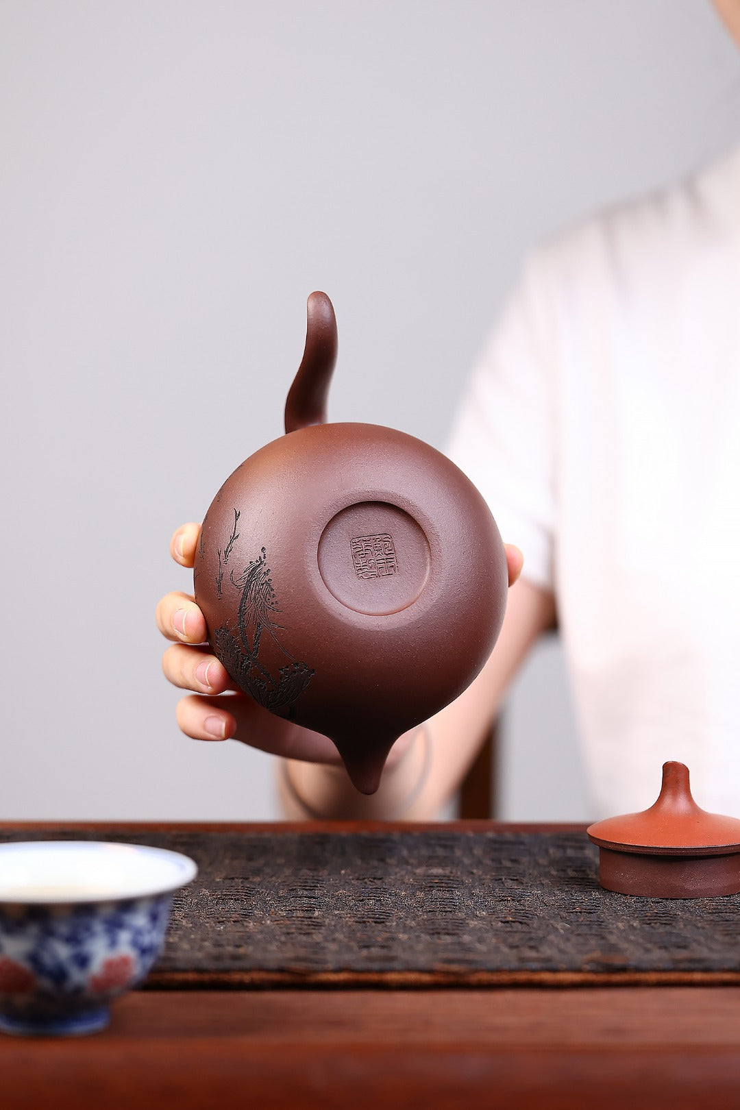 《飞鸿》 国家级工艺美术师 鲍玉华 装饰：李玮（江苏省陶瓷艺术大师，正高）原矿家藏老紫泥，340cc，菱形9孔出水