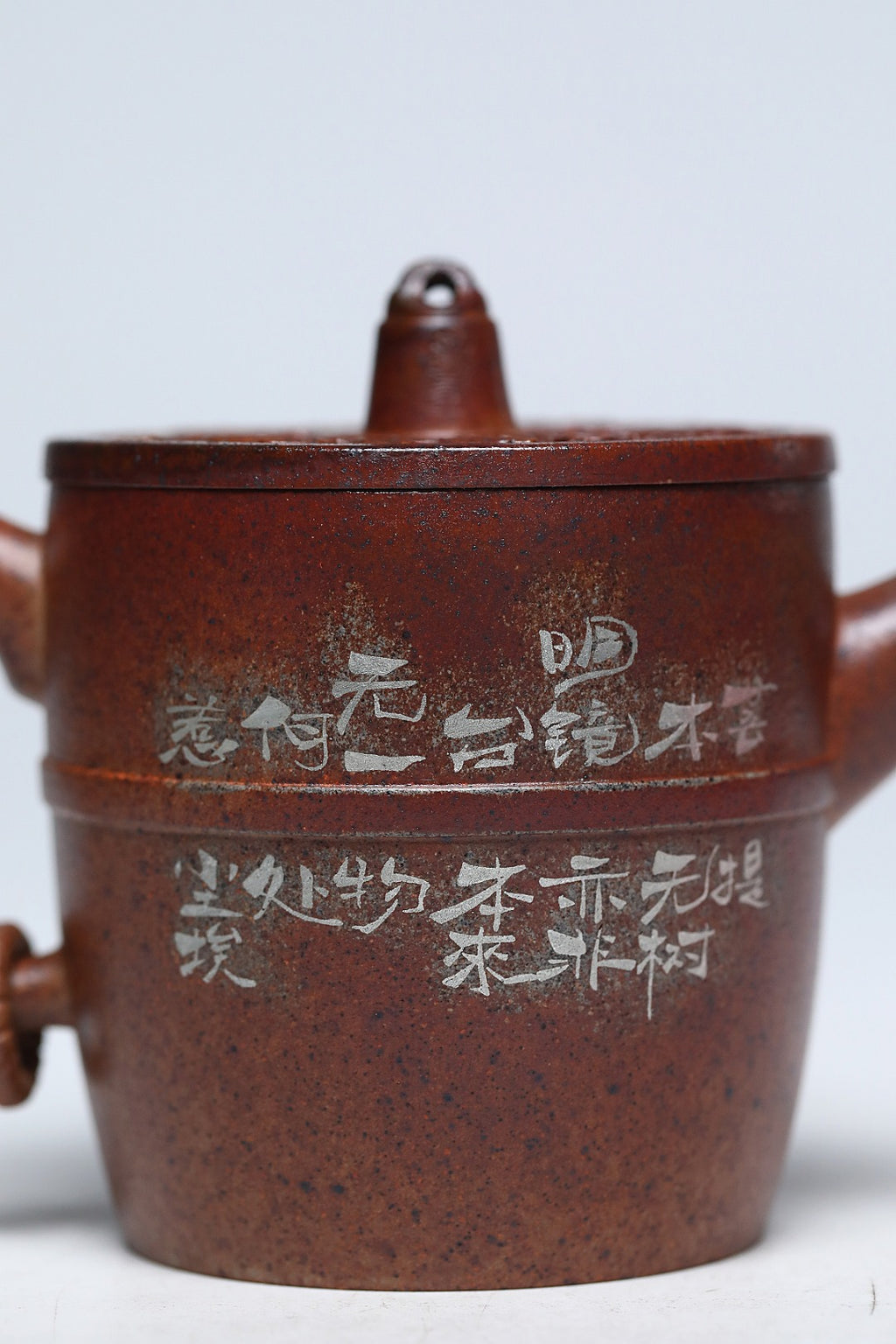 《无相汉瓦》 作者简介：李玮 中国陶瓷艺术设计大师 江苏省陶瓷艺术大师 江苏省陶瓷艺术名人 正高级工艺美术师 作品简介：大吉羊胭脂红龙窑柴烧，300cc